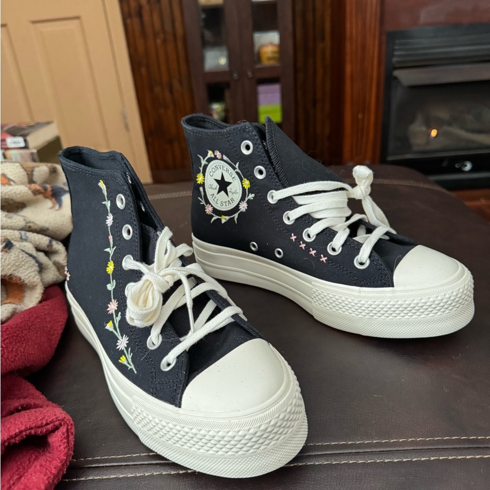 Converse Women's Black and White Floral High-Tops embroidered size 7.5